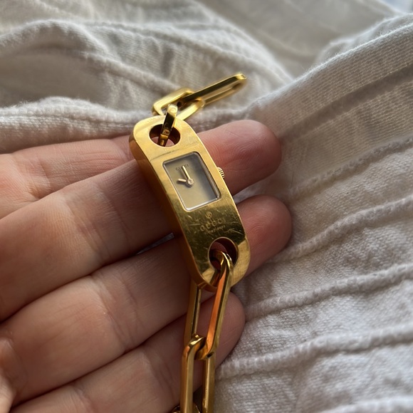 Ladies Gucci 6100L Watch, band is 7 1/2” in length with an extra 1/2” link - Picture 6 of 9